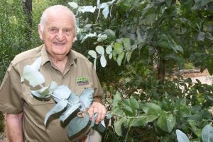 Former Healesville Sanctuary zookeeper receives OAM for environmental conservation efforts
