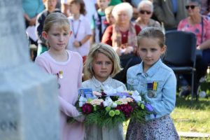 Community gathers to honour the fallen