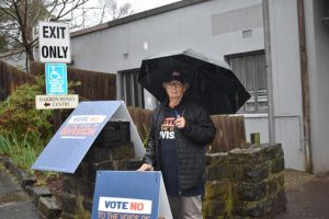 Yes and No vote campaigners brave the rain for early voting