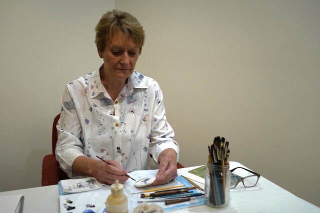 Appreciate the beauty of porcelain painting at Mont De Lancey