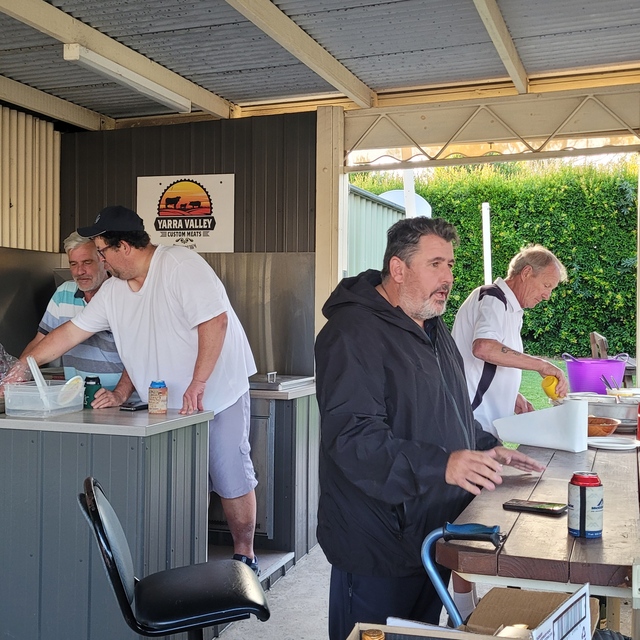 $5000 raised for fire-affected family by Yarra Glen Bowls Club